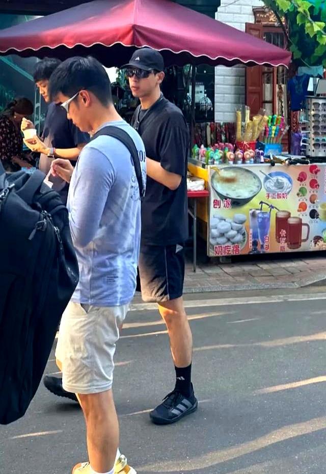 李现在新疆被网友偶遇 街头巷尾的“野生捕捉”